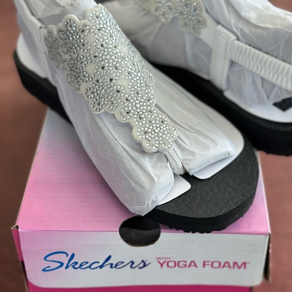 Woman's Skechers.Yoga foam. - Picture 3 of 5